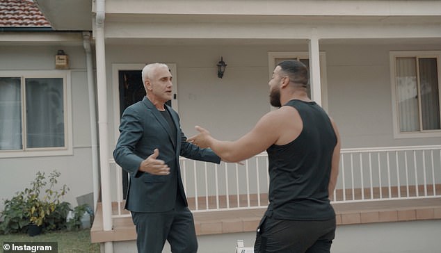 Vlasnik kuće se probudio do uvjerljivog prizora i naljutio se dok je unajmljeni aukcionar (lijevo) odbio prestati rasprodati svoju kuću