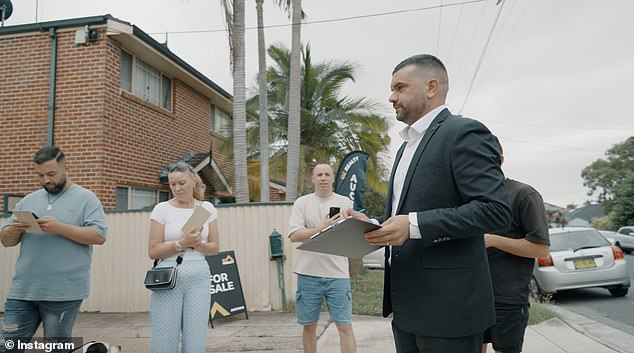 Oz, koji je tijekom finala showa 2022. ponio kući 1,6 milijuna dolara, zajedno s najboljim prijateljem Omarom, priredio lažnu aukciju za kuću stranca