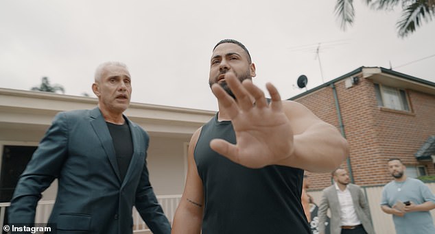 Oz je s Gleeom promatrao iz svog automobila dok je vlasnik kuće ušao u svađu s unajmljenim aukcionarom na vlastitom prednjem travnjaku