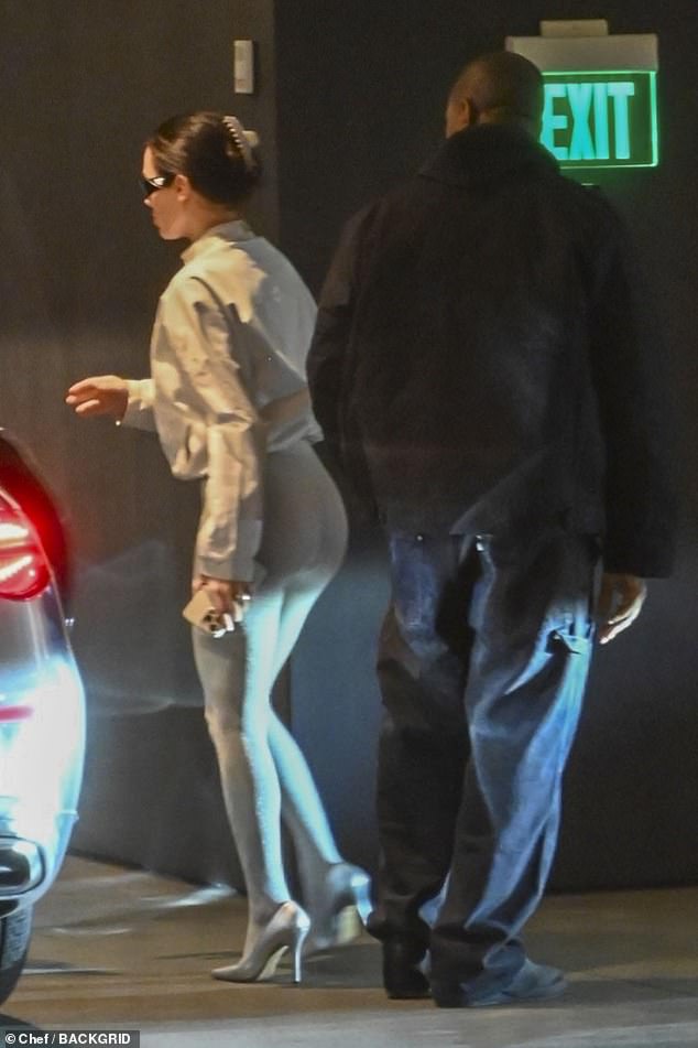 U međuvremenu, Kanye je bio odjeven glavom do pete u crnoj boji dok se odlučio za par crnih traperica i prevelike crne jakne