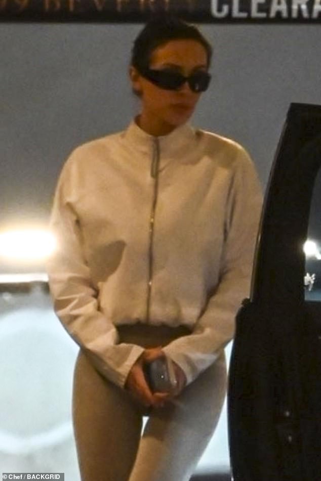 Držeći to konzervativno na vrhu, Bianca, 30 godina, dovršio je izgled bijelom jaknom sa patentnim zatvaračem dok joj je lice prekrivao tamnim nijansama