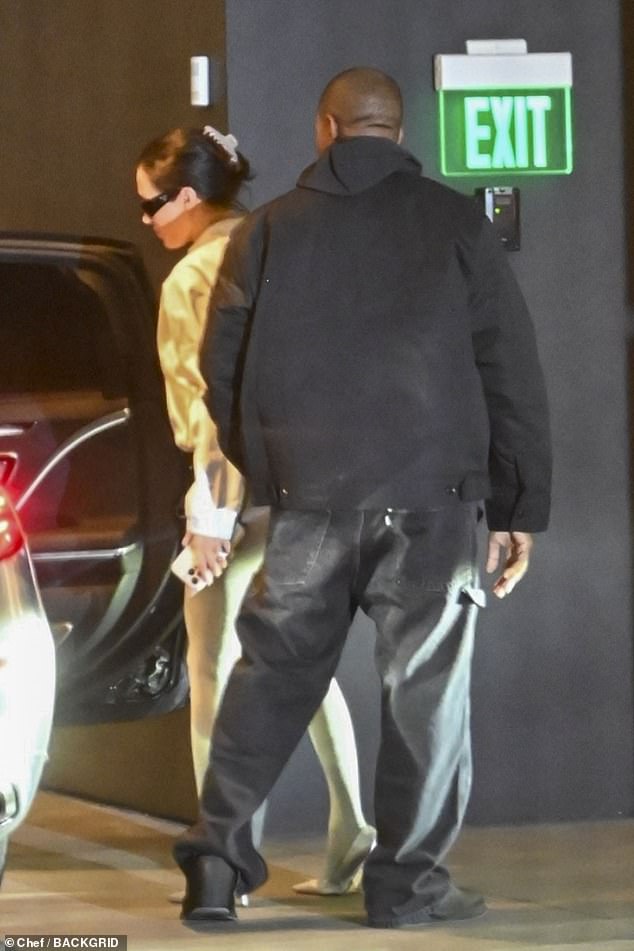 Par se uputio na večeru dok su ih prvi put vidjeli otkako je u nedjelju izašao na svjetsku bijes nakon što je u nedjelju otišla potpuno gola na crvenom tepihu Grammys