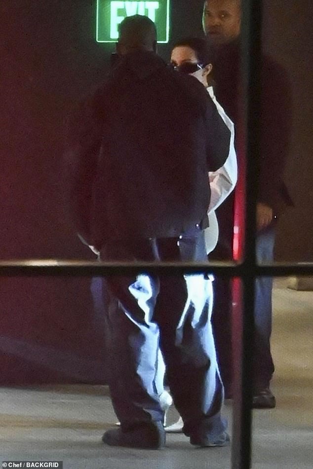 To dolazi nakon što je izvješća Bianca 'razgovarala' noseći svoju šokantnu golu haljinu nakon što je insajder blizak suprugu u utorak rekao za New York Post da je Kanye inzistirao da nosi izgled