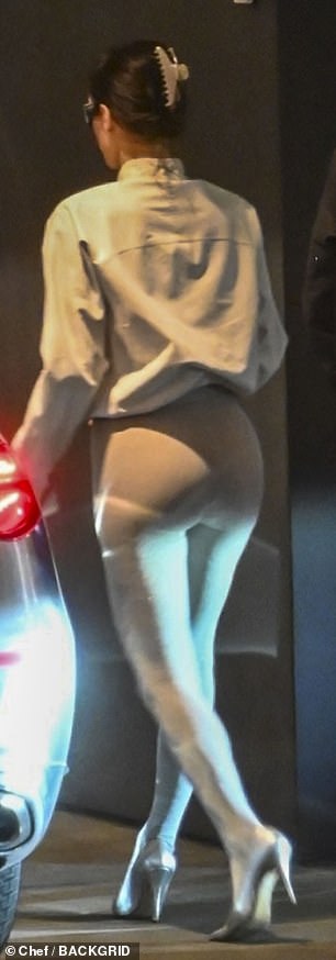 Nastavila je svoju temu s X-ovima u golim gamašama dok je pokazala svoju dovoljno imovine za noćnu noć