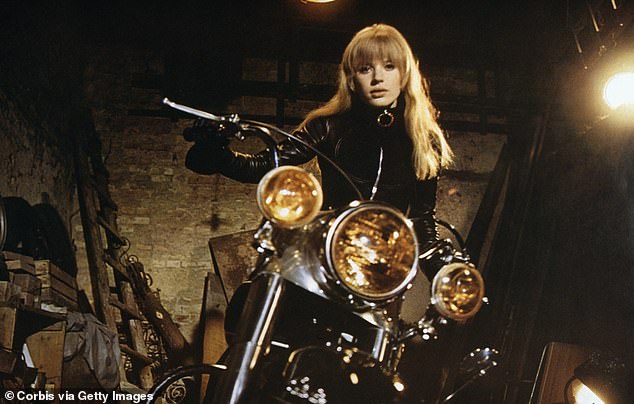 Ona u anglo-francuskom 'erotskom trileru', djevojčicu na motociklu