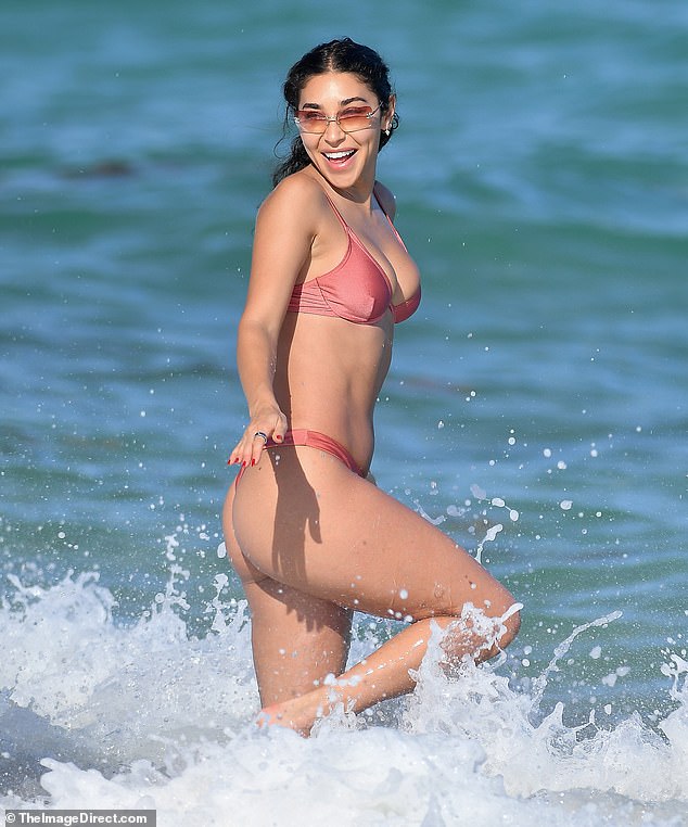 32-godišnji Globetrotter bljesnuo je njezin prigušeni osmijeh dok je uživao u osvježavajućem padu u zimskom vremenu od 80F stupnjeva na Floridi