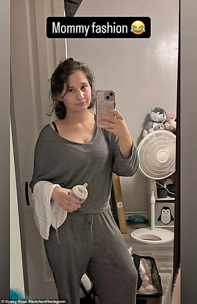 Gypsy -Rose - koja je izbrisala sve videozapise s svog tiktok računa - dalje je naglasila da je njezino novorođenče 'maloljetno i ne može pristati na njezinu sliku koja se koristi' (na slici u utorak)