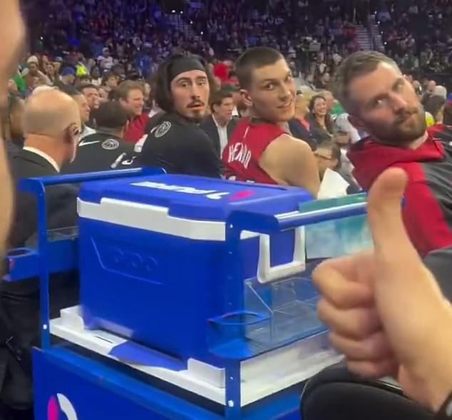 L to R: Toplina naprijed Jaime Jaquez Jr, čuvar Tyler Herro i napadač Kevin Love saznali su o sporazumu obožavatelja tijekom njihove utakmice u srijedu navečer protiv Philadelphije 76ers