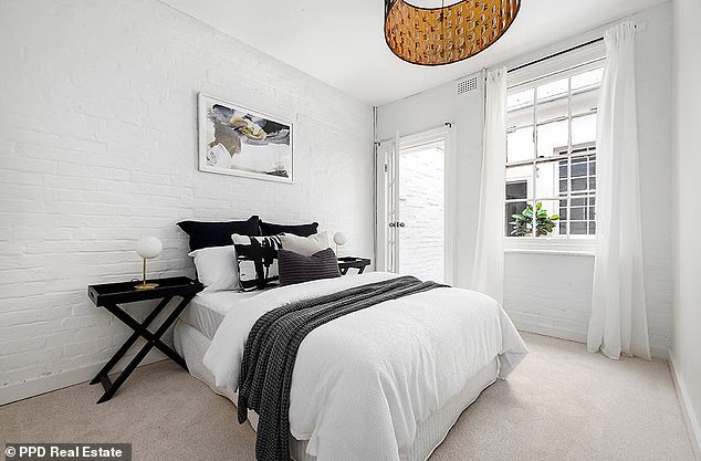 Prodajni agenti rekli su u četvrtak za Wentworth Courier da je osim dodatnog 'stylinga' i osvježavanja boje, dom sličan kad je tamo živio superzvijezda