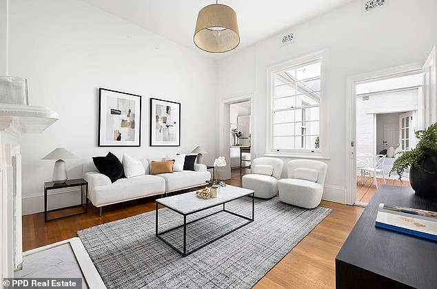 Hutchence, koji je deset godina živio u kući, prskao je novac na obnovu, uključujući izradu kuće za jednu kupaonicu. Na slici: dnevni boravak i dvorište