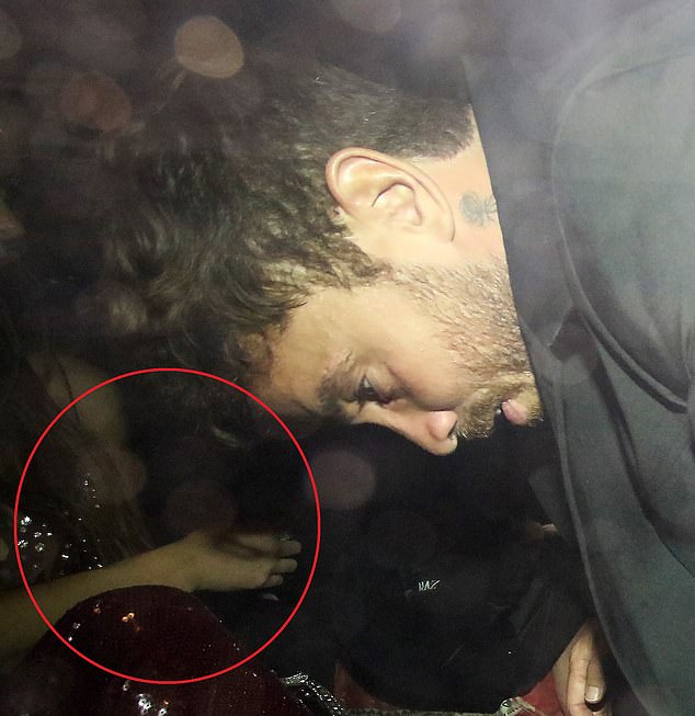 Nasuprot njenom umirovljenom ragbi igraču Danny, 37, koji je izgledao dapper u crnom odijelu i prilagođenom kaputu (Una na slici iza Dannyja)