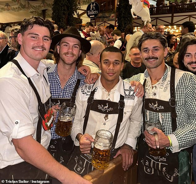 Mornar (drugi s desne strane) rekao je da je sudjelovanje u Oktoberfestu i navlačenje par Lederhosen -a bila 