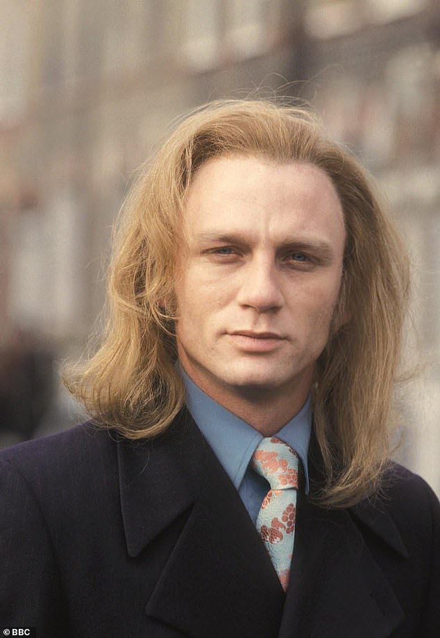 Hollywood Heartthrob imao je duge branete brave koje su mu kaskadirala pored ramena zbog njegove uloge Geordie Peacock u seriji sa sjedištem u Newcastleu