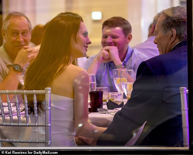 Nisu se stidili da se uključe u PDA pred drugim gostima na večeri, a brineta je animirano razgovarala s nogometnim trenerom i dodirnula mu ruku