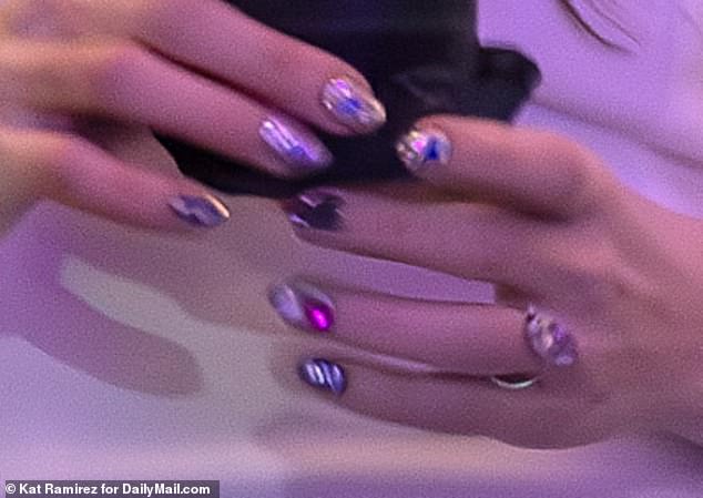 Masivni rock izazvao je glasine da bi 72-godišnji nogometni trener mogao postaviti pitanje svojoj 24-godišnjoj djevojci