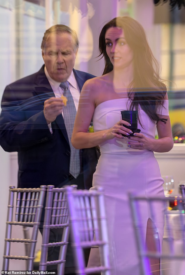 48-godišnja mlađa djevojka Billa Belichicka Jordon Hudson primijećena je u srijedu zadivljujući prsten na dobrotvornom događaju u New Orleansu