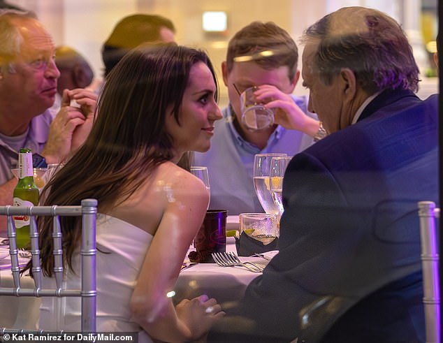 Za stolom za večerom par su viđeni zaključani u razgovoru i s ljubavlju gledajući jedni u druge