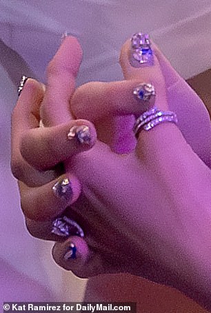 Pored svoje veličine, čini se da je prsten također neobičan oblik i izrezan