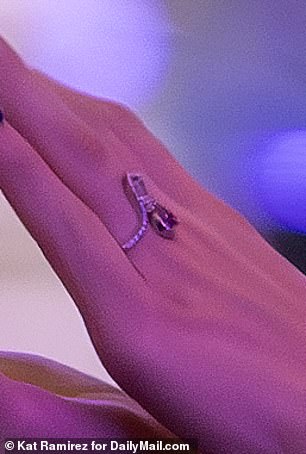 Bočni pogled na prsten Jordona Hudsona