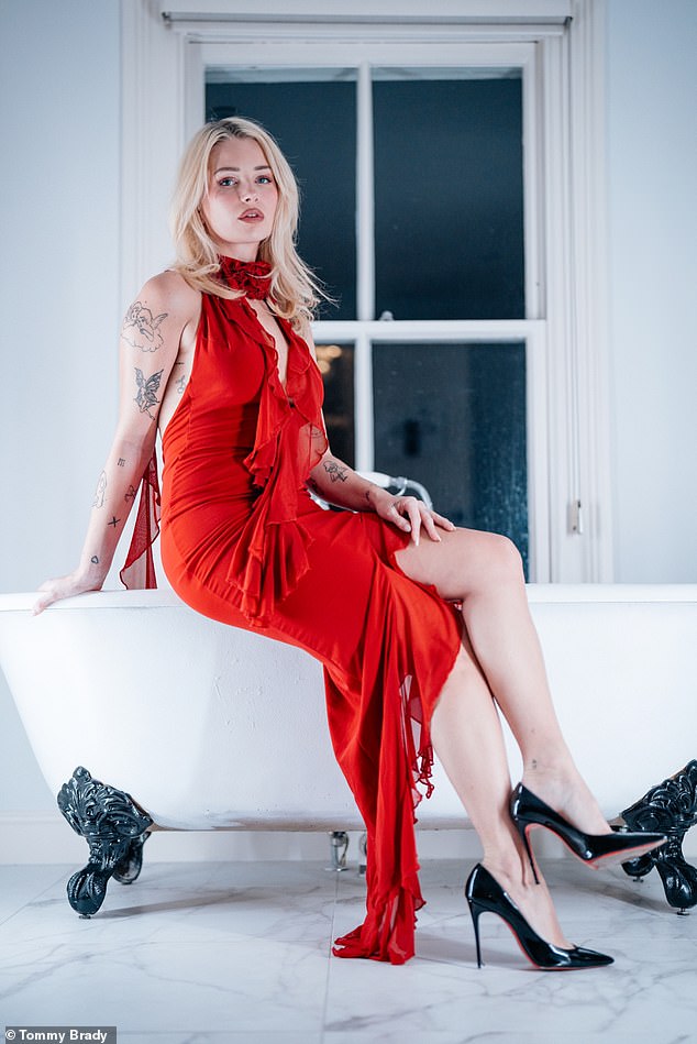 Pokazujući svoj niz tetovaža, Lottie je dodala visinu svom okviru s par crnih potpetica dok je smještena na rubu kade