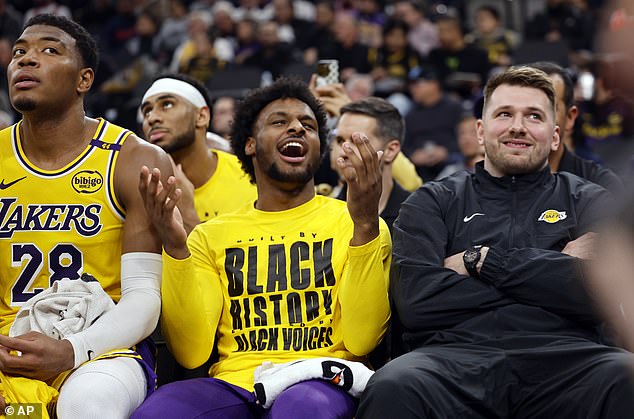 S lijeve strane, napadač Los Angeles Lakersa Rui Hachimura, stražari, Bronny James i Luka Doncić reagiraju na klupi tijekom pobjede u utorak navečer nad suparničkim Clippersima iz Los Angelesa