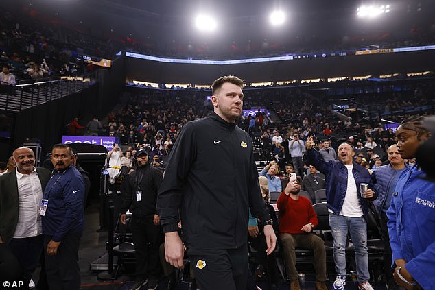 Los Angeles Lakers čuvar Luka Doncić odlazi na teren prije utakmice u utorak u LA -u