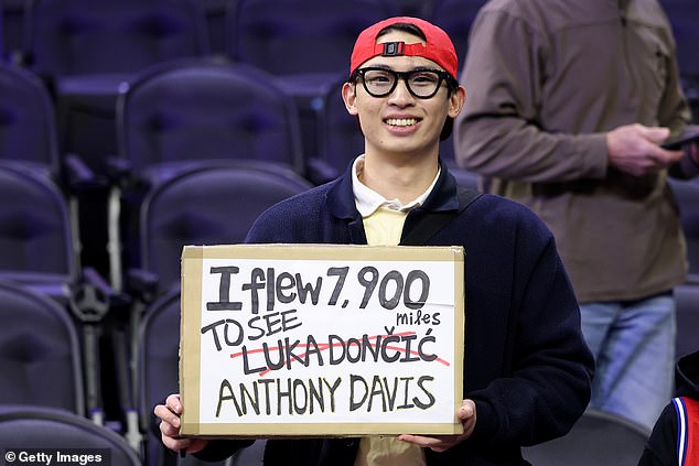 U međuvremenu, u Philadelphiji je jedan obožavatelj reagirao na Anthony Davis umjesto Luka Doncića