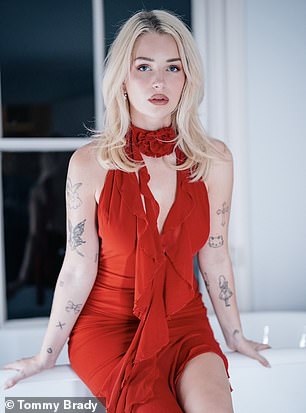 Bivši model SAMO LOTYFANS pojavio je vrućinu u svom posljednjem fotošopu za Outcast