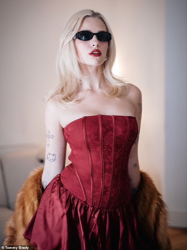 Druga haljina sadržavala je detalj izvan ramena i opremljen bodicom, a istovremeno je prihvatio živopisnu shemu crvene boje