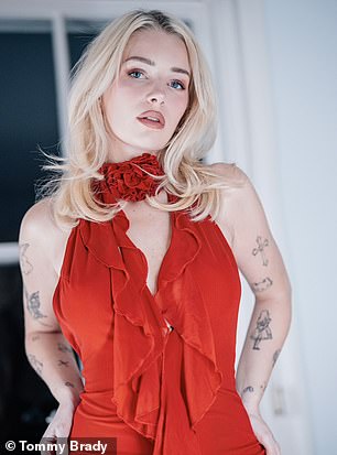 Njezine su se brojne tetovaže istaknule u halterneku bez rukava dok je pozirala za fotografa Tommyja Bradyja