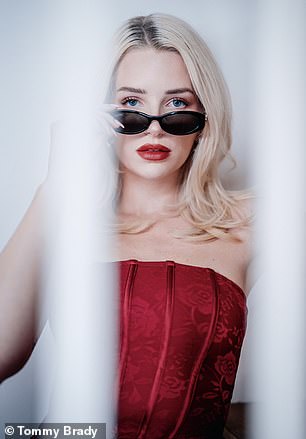 Bivša zvijezda SAMO SAMO FANS (27) uletjela je u crvenu haljinu koja je zagrlila upravo na vrijeme za Valentinovo