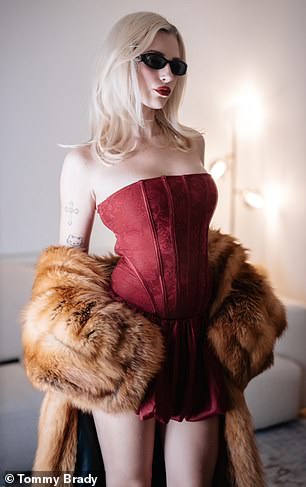 Lottie je modelirala par jako zatamnjenih sunčanih naočala i kaputa od umjetnog krzna dok je pogodila niz kokeettish poza tijekom novog pucanja