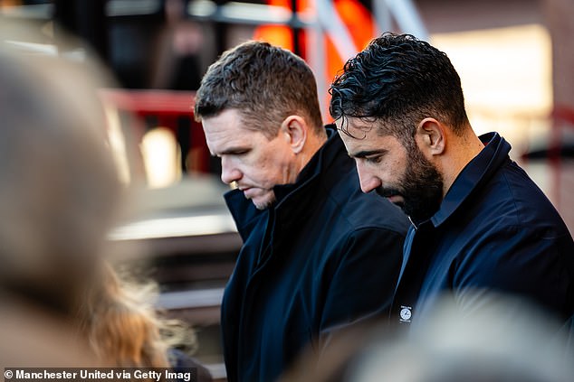 Portugalci su pognuli glavu zajedno s menadžerom ženskog tima Mikeom Skinnerom (lijevo)