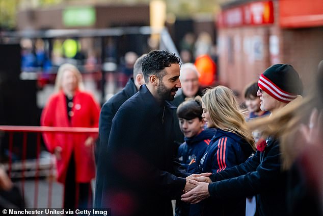 Amorim je pozdravio navijače dok je stigao nešto više od 24 sata iz svog FA Cupa četvrtog kola protiv Leicestera