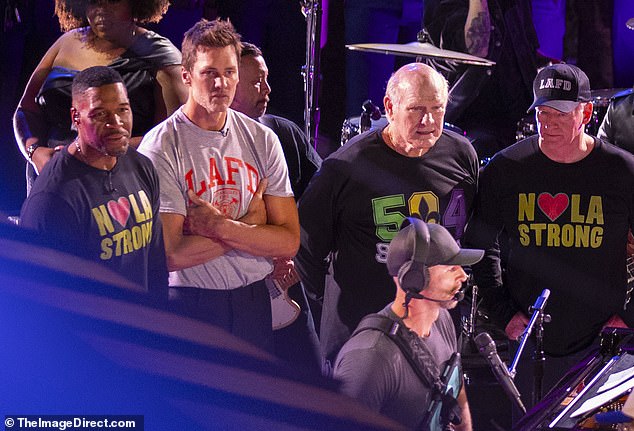 Također je bilo prisutno obilje službenika za provođenje zakona i službenika lokalne vlasti