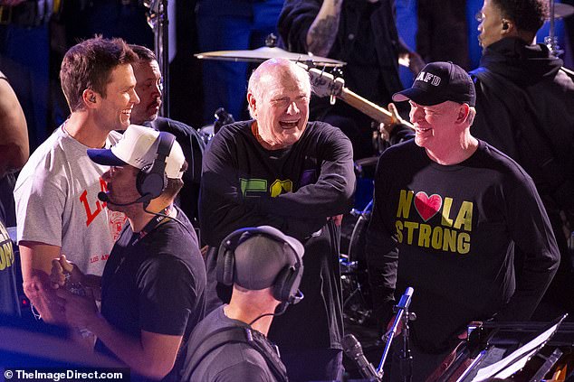 Brad se nasmiješio i podijelio smijeh s drugim sudionicima na događaju