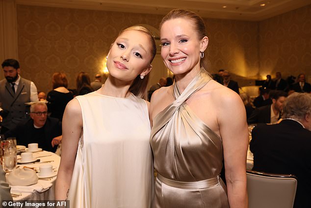 Grande je također pozirala pored prijateljice Kristen Bell, točno