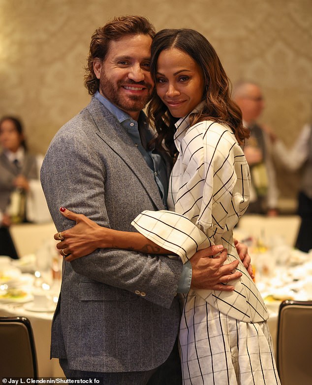 Zoe Saldana bila je tamo zbog svog filma Emilia Perez, iako se činilo da je njezina skandalska kostarka Karla Sofía Gascón odsutna. Umjesto toga, Zoe se prikrala svom drugom kostaru, Edgaru Ramirezu