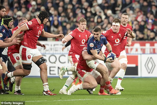 Wales se bori da suzdržava francuski napad tijekom njihovog ponižavajućeg poraza od 43-0 u Parizu