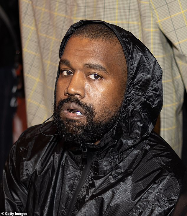 Kanye (47) izazvao je bijes posljednjih dana nakon što je upotrijebio svoju web stranicu Yeezy za prodaju bijele majice od 20 dolara s svastikom i lansirao antisemitsku bijes na X