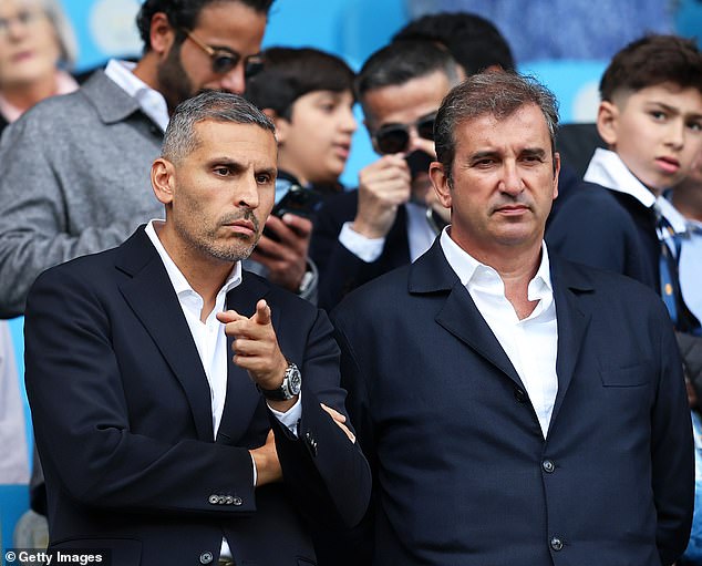 Predsjedavajući grada Khaldoon Al Mubarak na slici (lijevo), pored izvršnog direktora kluba Ferran Soriano u kolovozu