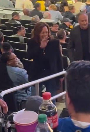 Nespretno se nasmiješila i mahnula jednim ventilatorom