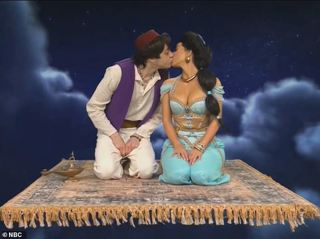 Kim i Pete prethodno su napravili naslove nakon što su dijelili scenu ljubljenja tijekom Aladdin Magic tepiha za vožnju tepiha 2021. godine