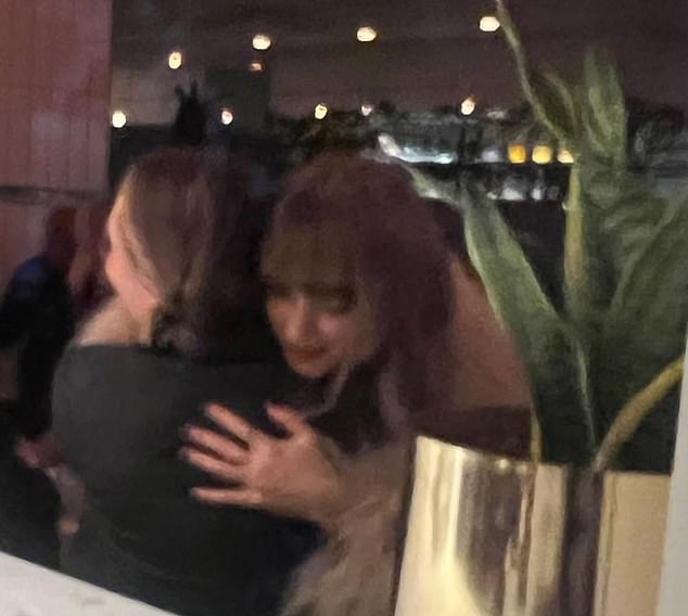 Pojavila se još jedna slika na računu Swift obožavatelja koja prikazuje Kelce i Swift zagrljaj