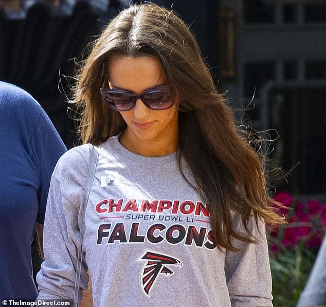 Hudson je nosio košulju u vezi s Belichickom i pobjedom Patriotsa nad Sokolima u Super Bowlu LI - nakon što je njezin muškarac prošle godine odbio Atlanta