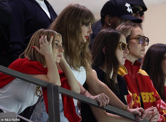 Swift, koji je jednom rekao svima da je obožavatelj orlova, promatrao je kako se poglavari loše bore