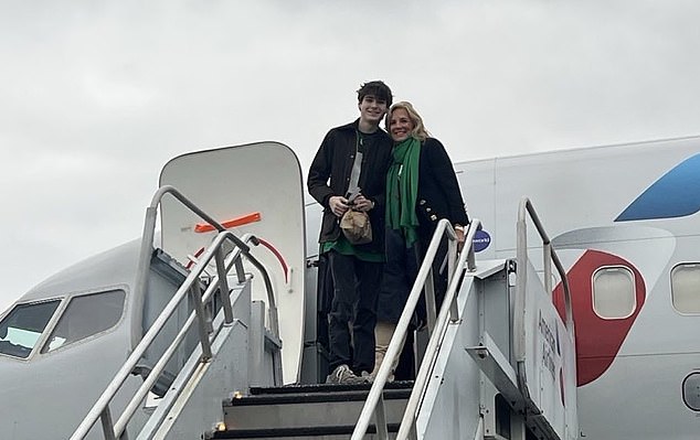 Jedan od gostiju dr. Bidena bio je njezin unuk lovac, sin pokojnog Beau Bidena, s kojim je također prisustvovala Super Bowlu 2023