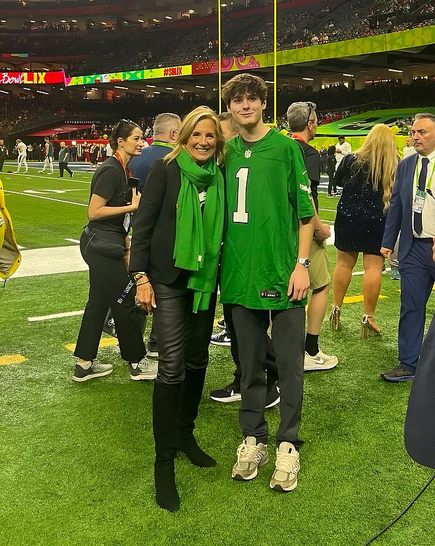 73-godišnjakinja pozirala je zajedno sa svojim unucima koja je nosila robu orlova i odgovarajući zeleni šal