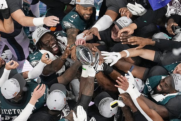 Dr Biden bio je sve osmijeh gledajući kako njezin tim dominira u Kansas City Chiefsima, u konačnici je prije samo dvije godine osvojio 40-22 u odmazdi za srčani gubitak