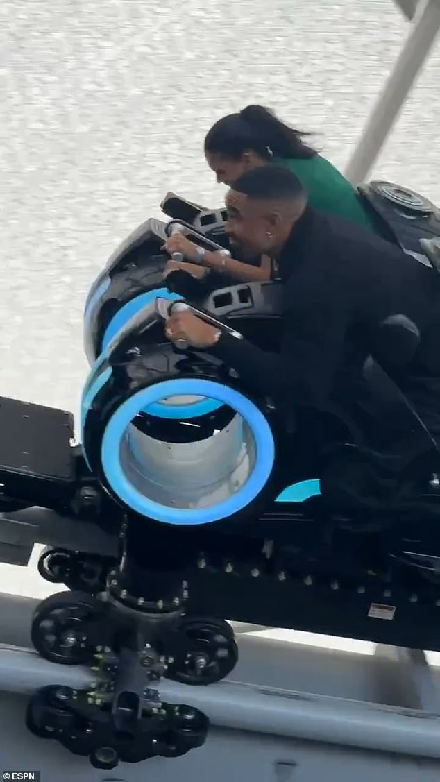 Ovdje se Hurts vidi kako jaše jedan od mnogih roller podmetača u Disneyju u ponedjeljak u Orlandu